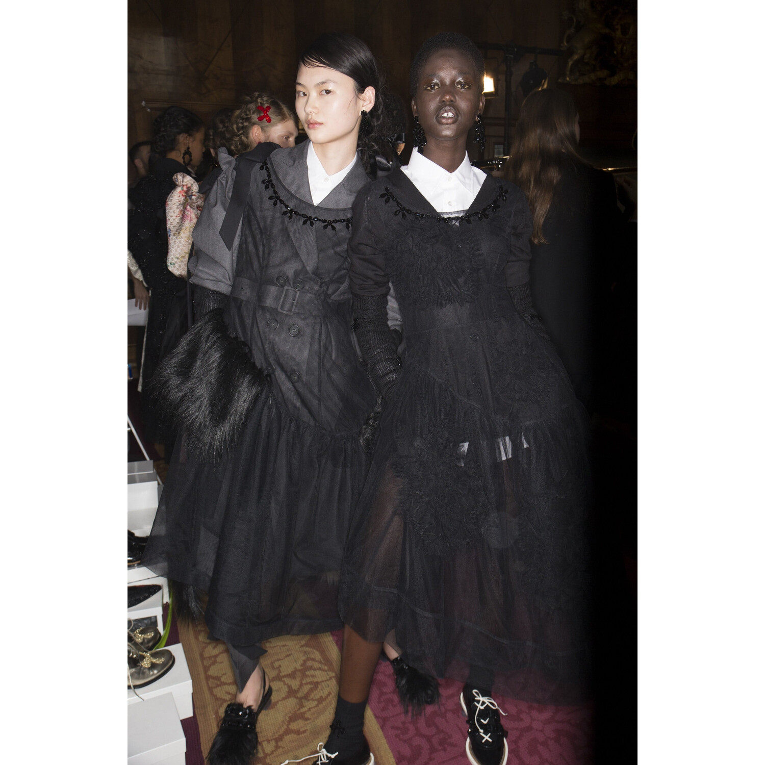 Фото Backstage Simone Rocha Fall 2018 Ready-to-Wear Backstage Simone Rocha осень зима 2018 коллекция неделя моды в Лондане LFW Mainstyles